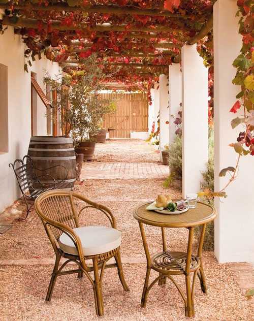 Come arredare il giardino: sedie e tavolino