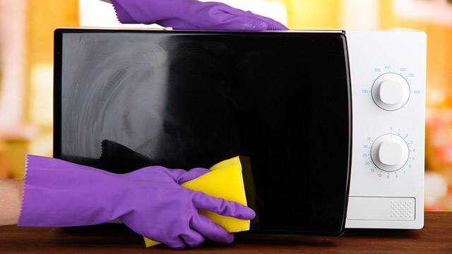 come pulire il microonde