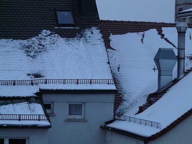togliere neve dal tetto di casa