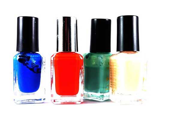 togliere smalto unghie senza acetone