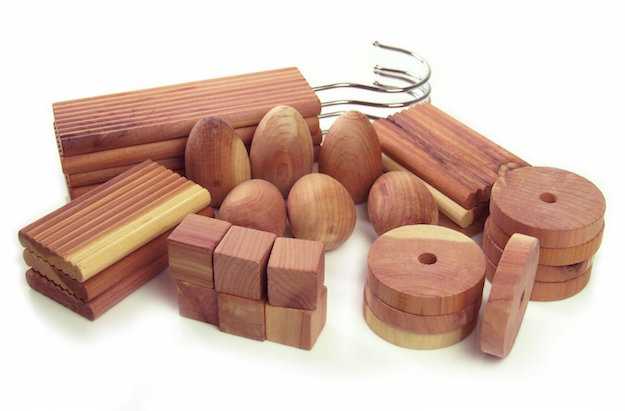 Piccoli pomelli ed elementi in legno di cedro.