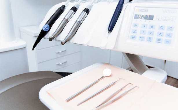 strumenti dentista per rimozione tartaro