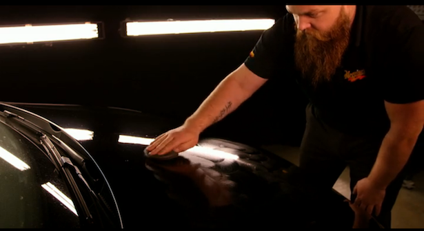 passare la cera a mano