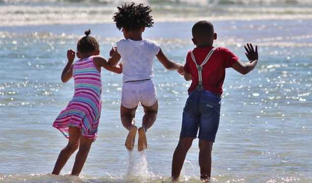 Bambini che giocano nel mare