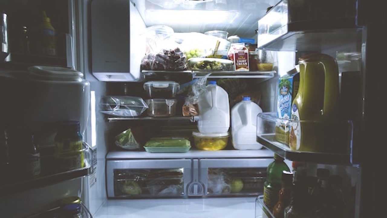 È normale che il frigorifero vibri?
