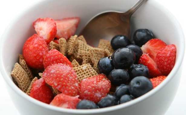 Frutti di bosco e cereali in ciotola Frutti di bosco e cereali in ciotola