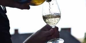 come si tiene il bicchiere da vino