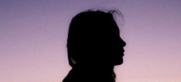 viso femminile controluce