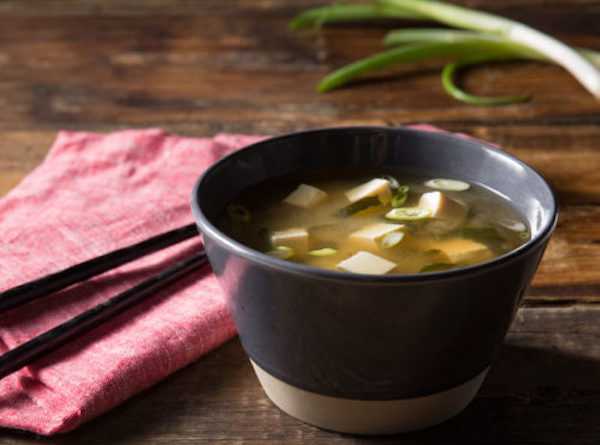 zuppa di miso con tofu e verdure