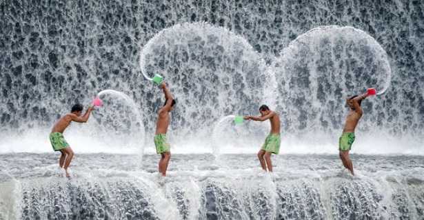 Ragazzi giocano con l'acqua