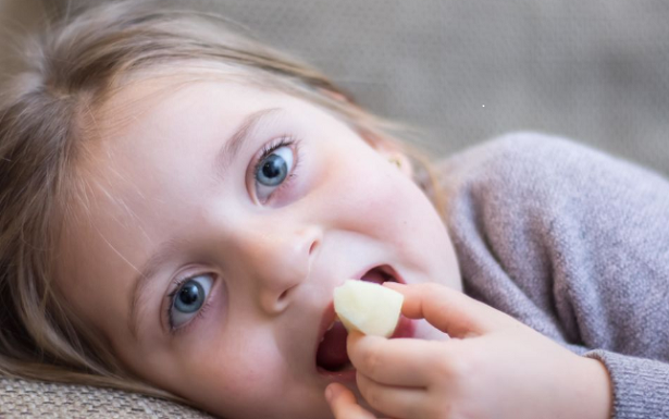 Come convincere un bambino a mangiare