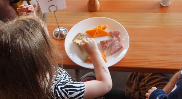 Come convincere un bambino a mangiare