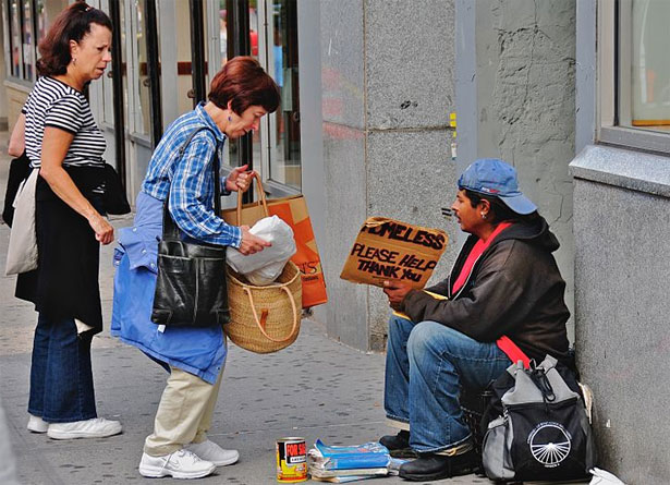 homeless riceve cibo