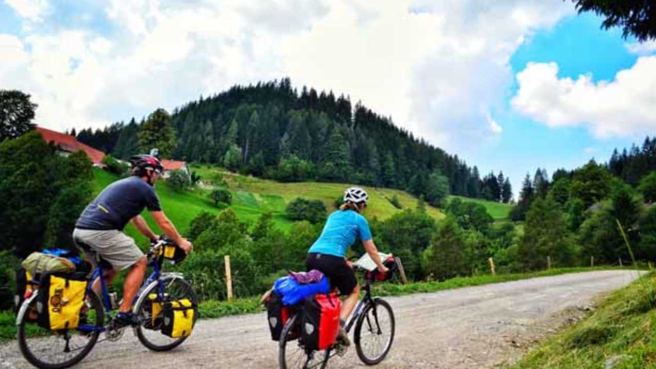 Viaggio e vacanze in bicicletta cosa portare 🚴: equipaggiamento per  cicloturismo 2020 - Idee Green