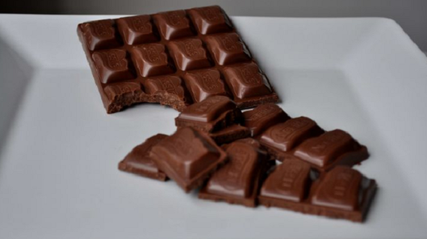 Torta con avanzi di cioccolato al latte