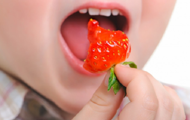 Come far mangiare la frutta ai bambini Come far mangiare la frutta ai bambini