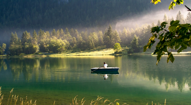 barca in un lago silenzioso