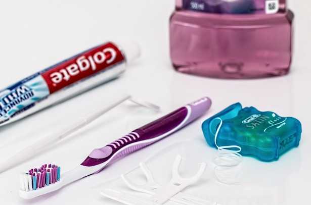 come si usa il filo interdentale