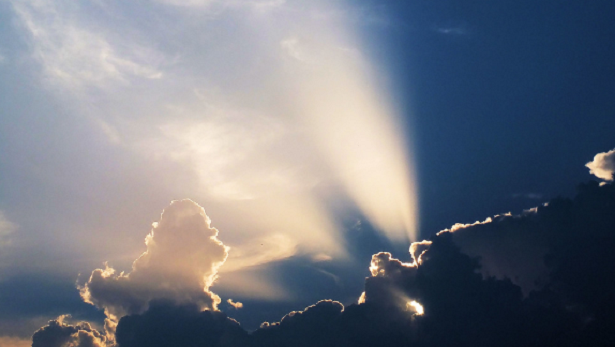 Luce che filtra tra le nuvole