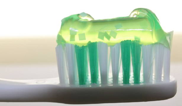 Spazzolino con dentifricio rimineralizzante Spazzolino con dentifricio rimineralizzante