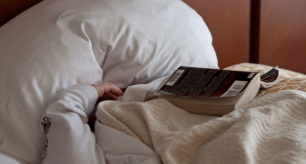 Pisolino sotto le coperte