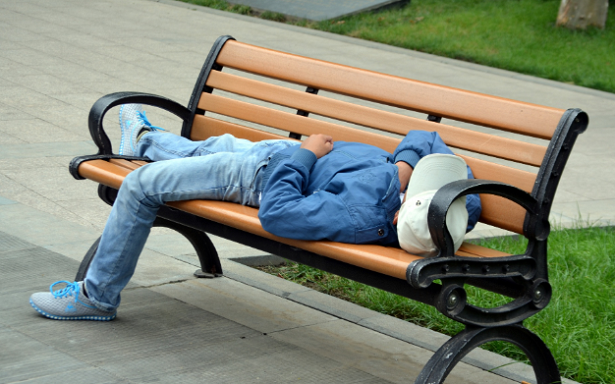 pisolino su una panchina