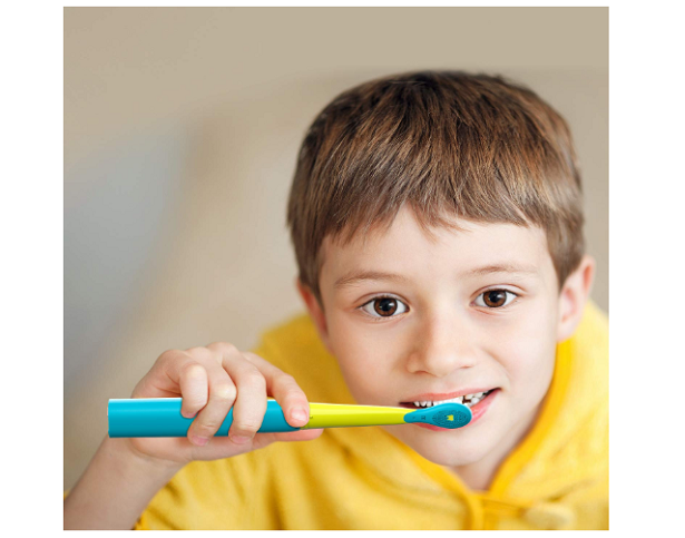 bambino con spazzolino elettrico