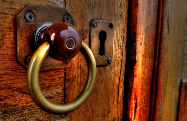 Come igienizzare le maniglie di porte e finestre