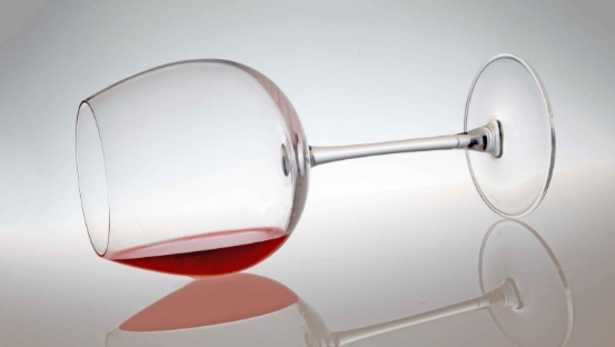 Bicchiere di vino rovesciato