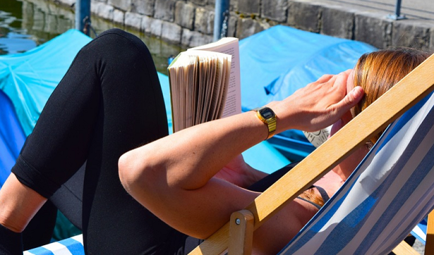 prendere il sole leggendo