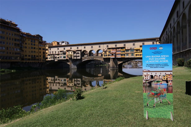 Ponte Vecchio e totem Coop