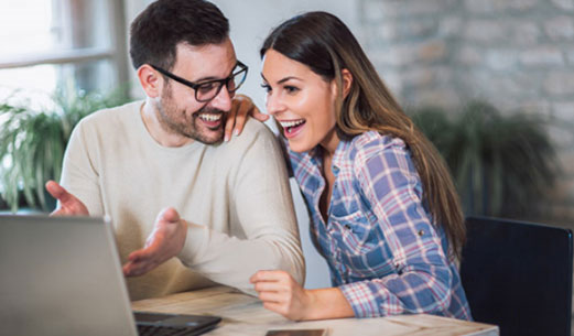 coppia davanti al PC