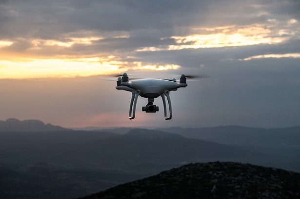 Drone in volo al tramonto