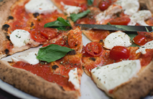 Pizza margherita fette