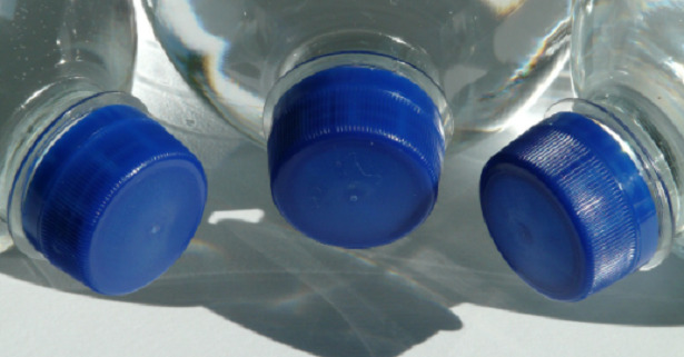 bottiglie di acqua con tappo
