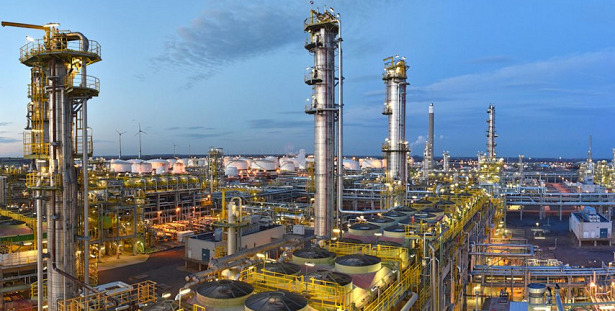 petrolio raffineria