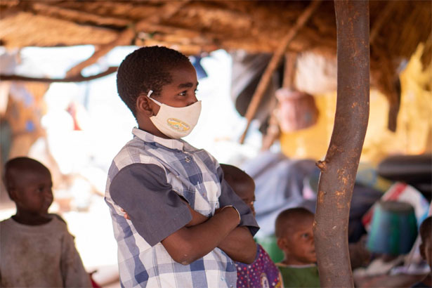 bambino con mascherina