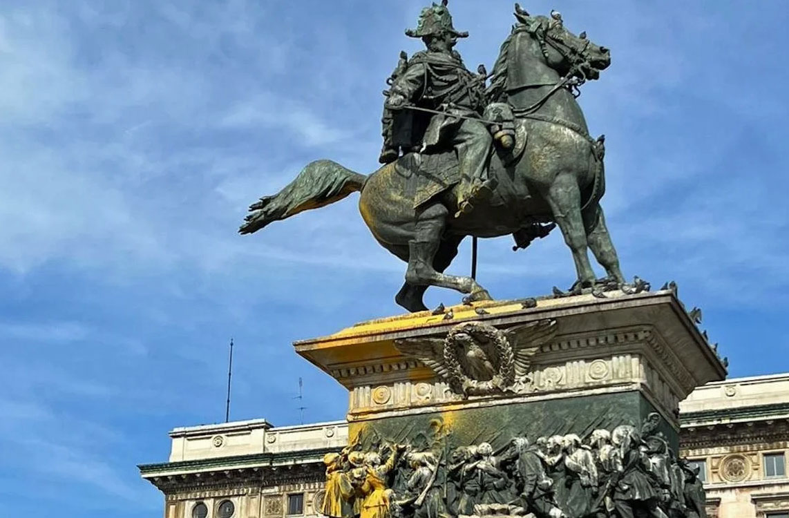 monumento imbrattato