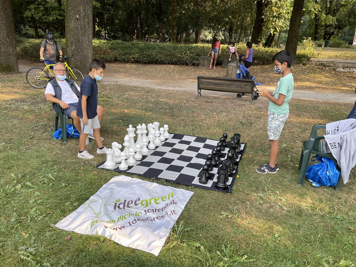 bambini che giocano a scacchi