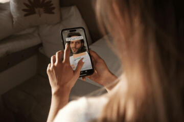 donna con smartphone