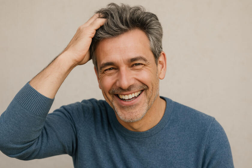 uomo 50 anni con tanti capelli