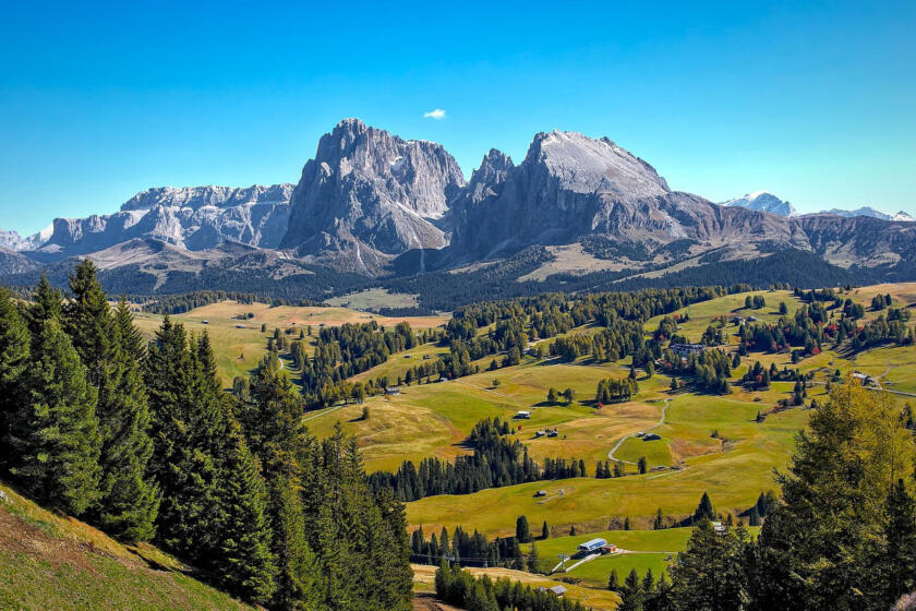 dolomiti alto adige panorama estivo cielo azzurro