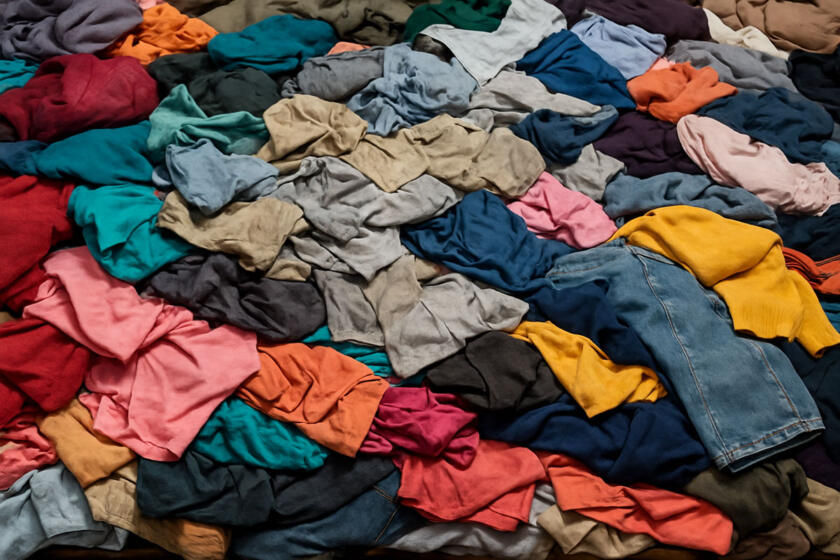 vestiti accatastati