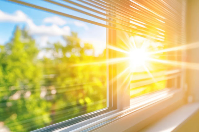 raggio di sole attraverso finestra