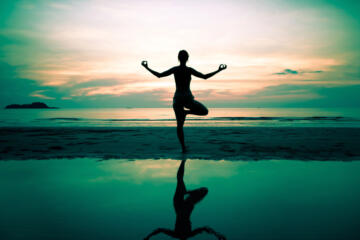 yoga tramonto mare