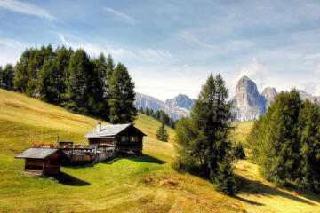 Dolomiti prati verdi