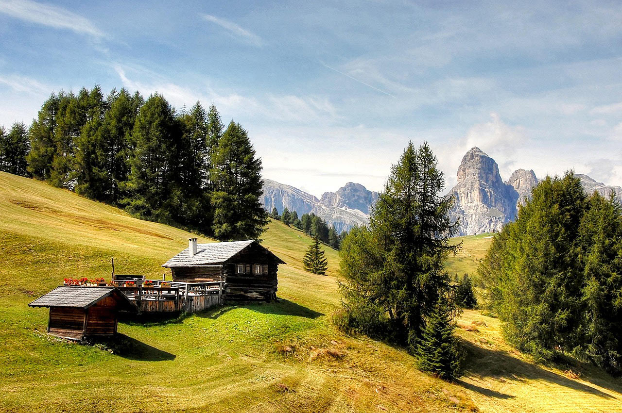 Dolomiti prati verdi