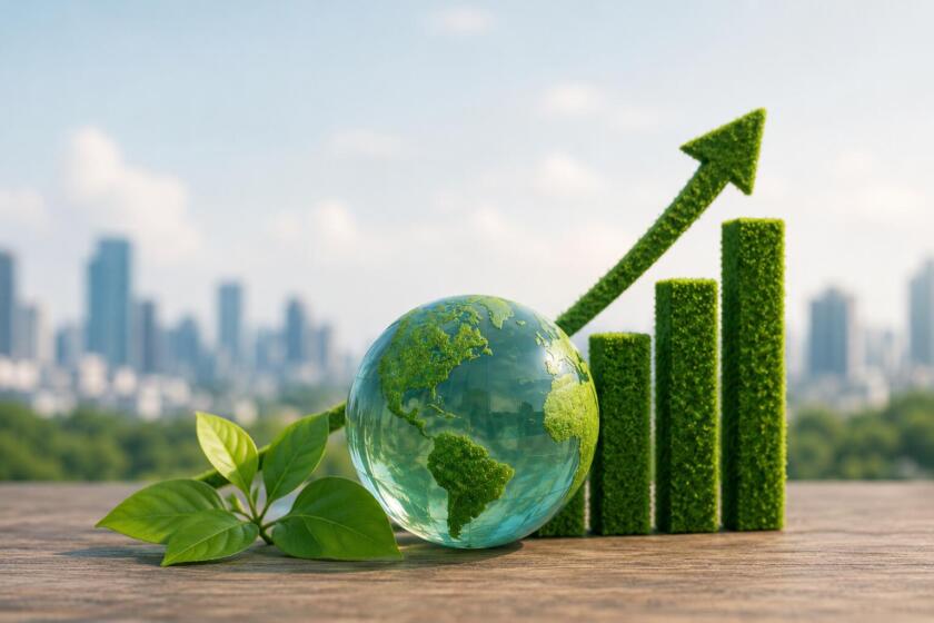 Globo trasparente con continenti verdi accanto a un grafico a barre crescente ricoperto di vegetazione, con foglie in primo piano e skyline urbano sfocato sullo sfondo, simbolo del legame tra sostenibilità, crescita economica e competitività aziendale.