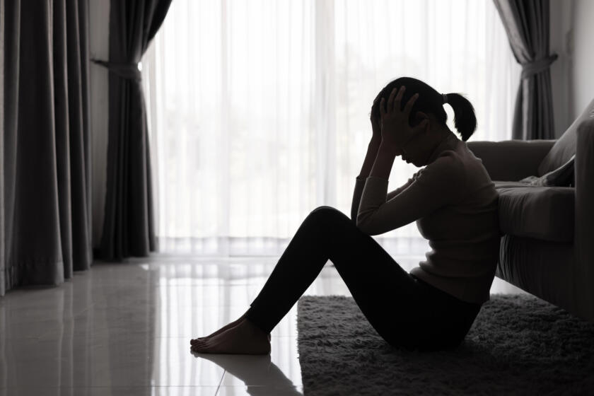 donna in preda alla depressione in stanza