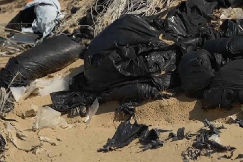 rifiuti su spiaggia
